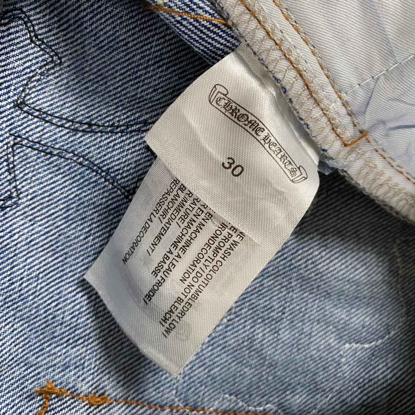 P320 CH Chromehearts blue graffiti cross patchwork leather heavy-duty cow king jeans, cabinet price 34W level, patchwork cross pattern embellishment, washed jeans! ! An absolutely high-end luxury product, a 1.9W-level god-level single product, a super popular product, made by top heavy industry, a magic weapon that cannot be missed! [About Zangyin] This is an extremely luxurious fashion brand that can also be called the aristocracy of the high street. It has always been an exclusive brand for some hipsters or rich second generations. Compared with ordinary high streets, it is more luxurious and noble. Compared with luxury brands, it is more fashionable and individual. It has always been a brand that I have a special liking for. [Top heavy industry fashion design] Consistently high-street luxury style. Speaking of this style, the Zangyin family and GU family are definitely the leading representative brands. Especially the Zangyin family has really achieved a state-of-the-art effect in creating high-street style. The unique washed material is used to create this style. The color system is already quite eye-catching. After it is decorated with patchwork cross flowers, it cleverly highlights the charm of the brand. Secondly, this style uses classic The high-waist cutting design highlights the long legs and fashionable temperament of the upper body. The brand is highly recognizable and the slim fit configuration is more suitable for daily wear. It is a product that interprets personality, fashion, and specifications at a glance. This single product is enough to make any fan excited. It can be a white T-shirt for a youthful college style, or a tight suspender for a royal style. It has strong matching ability and can be easily controlled by men.  [Materials and craftsmanship] Needless to say, this point goes without saying. As an excellent craftsman brand, Zangyin’s requirements for details and craftsmanship are really perfect. The washed color of this model has gone through so many processes, not to mention the embellishment of denim appliques. It is also purely hand-made and sewn. Just like what they believe in, only hand-made things have soul and have the meaning of wear. A top-notch heavy-duty fashionable denim item, I look forward to your perfect interpretation! !  Color: blue Size: 28-36